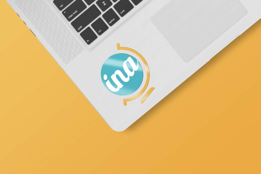 Het wereldbol logo van de INA community op een laptop