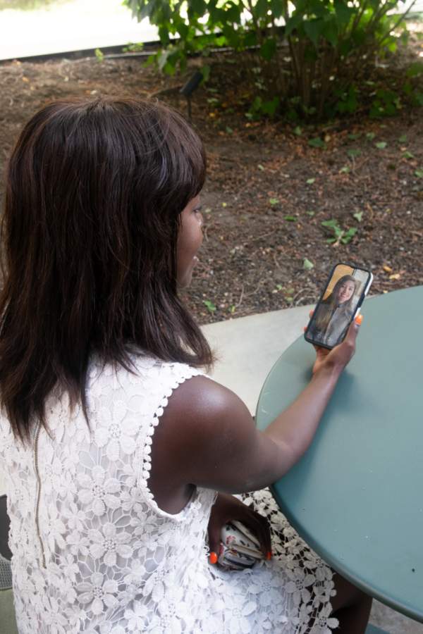 Ina De Becker met haar smartphone in gesprek