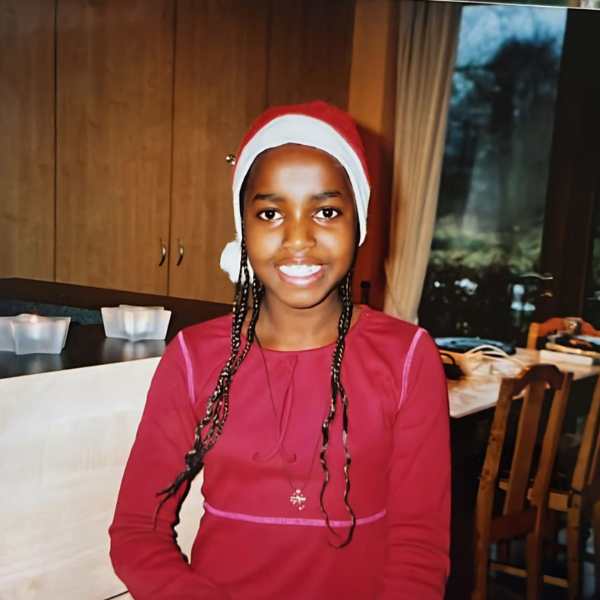 Ina als kind met kerstmuts