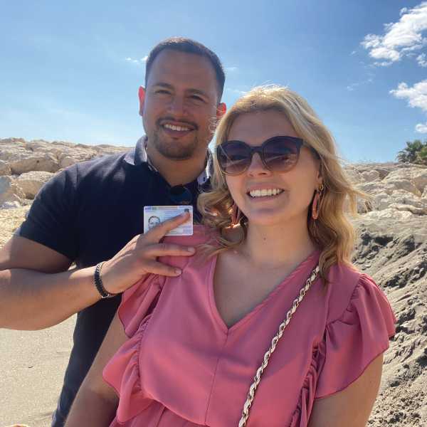 Lisa Karol en haar man Mario met de verblijfsvergunning voor Spanje