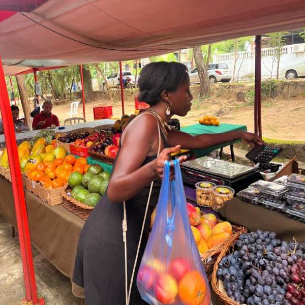 Ina doet boodschappen op de markt in Paraguay