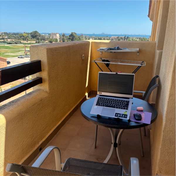Buiten werken met de laptop op een vakantiebestemming is soms lastig om focus te vinden