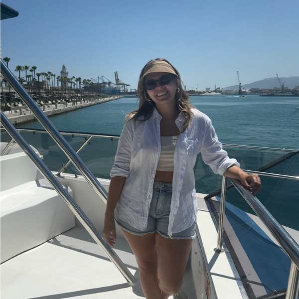 De zee is altijd dichtbij in Malaga, Lisa geniet van het leven bij het water