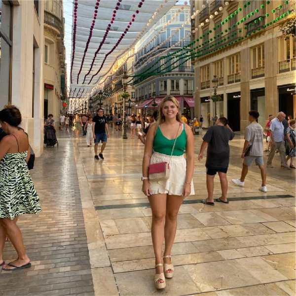 Van toffe shoppingcentra tot leuke terrasjes, Lisa Karol geniet volop van het leven in Malaga