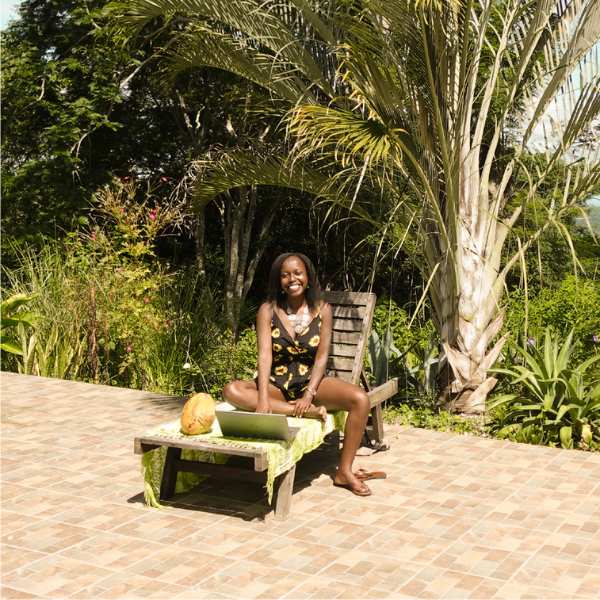 Ina geniet volop van het buitenleven in Paraguay en zit regelmatig buiten te werken