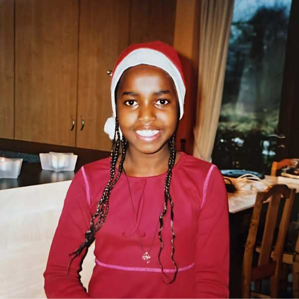 Ina De Becker als kind in kerstoutfit