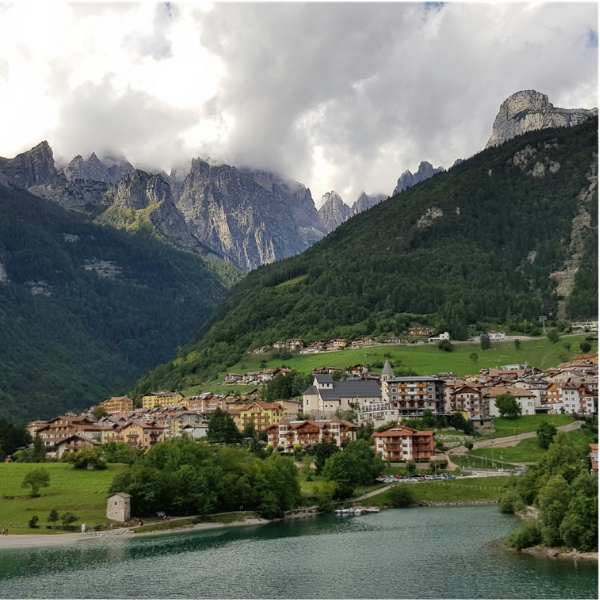 Tbilisi, de hoofdstad van Georgië, is een charmante mix van oude architectuur, een levendige kunst- en muziekscene, en een moderne coworking-infrastructuur.