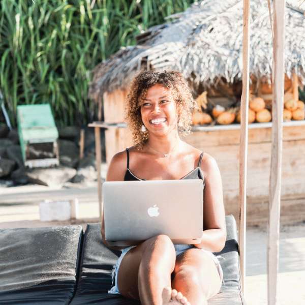 Brendy van Career Compass met haar laptop aan het strand