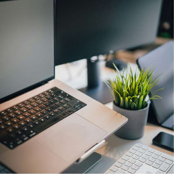 Een lichte laptopstand voorkomt rug- en nekklachten bij remote werken