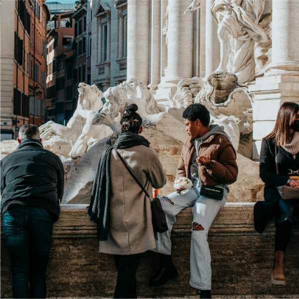 Buitenlanders aan de Trevi fontein in Italië