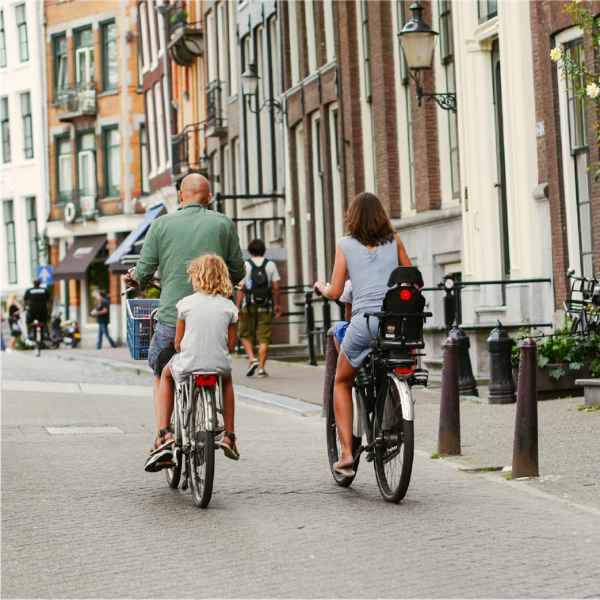 Een gezin met de fiets in een stad