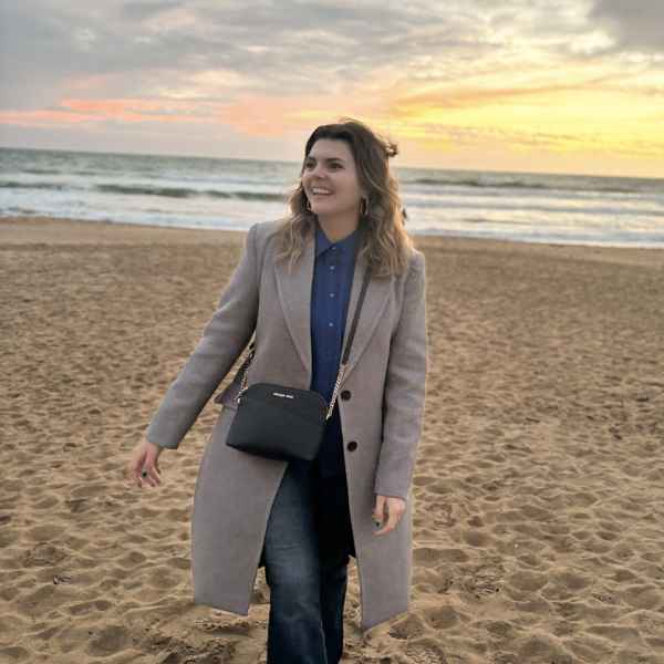 Lisa geniet na de werkuren volop van een wandeling op het strand met vrienden