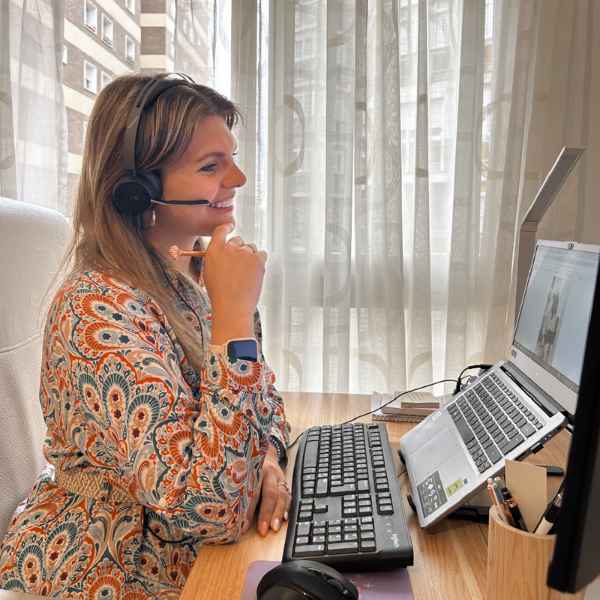 Lisa werkt heel gedisciplineerd in haar thuiswerkkantoor in Malaga, Spanje